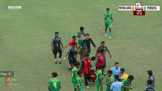 Tendangan horor Liga 4 Pemain Perseta 1970 Tulungagung Firman Nugraha ditandu keluar lapangan setelah sengaja ditendang pemain Putra Jaya Pasuruan M Hilmi di laga babak 32 besar Liga 4 di Stadion Gelora Bangkalan