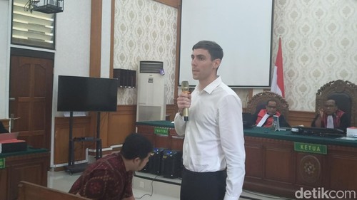 Terdakwa kasus penembakan dua warga negara (WN) Australia di Vila Casa Santisya 1, Desa Munggu, yakni Darcy Francesco Jenson (27) dalam pemeriksaan terdakwa di Pengadilan Negeri (PN) Denpasar pada Senin (5/1/2026). (Ni Made Lastri Karsiani Putri-detikBali)