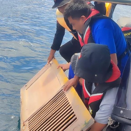 Tim SAR gabungan menemukan pintu kamar mandi diduga milik kapal pinisi Putri Sakinah, Senin (5/1/2026) (Dok. Basarnas Maumere)