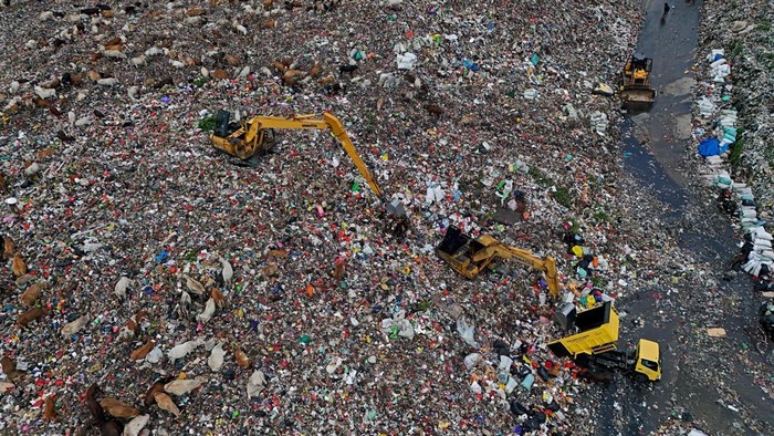 Pemulung memilah sampah di area Tempat Pembuangan Akhir (TPA) Antang, Makassar, Sulawesi Selatan, Senin (5/1/2026). Pemerintah Kota Makassar melalui Dinas Lingkungan Hidup (DLH) membebaskan 20 bidang lahan warga seluas sekitar 2,8 hektare untuk penataan dan pelancaran akses keluar-masuk armada bongkar muat sampah dalam rangka perluasan Tempat Pembuangan Akhir (TPA) Antang Tamangapa sebagai langkah strategis penanganan darurat sampah. ANTARA FOTO/Hasrul Said