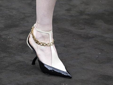 Tren Sepatu 2026 Sepatu T-straps di peragaan busana Salvatore Ferragamo Ready to Wear Musim Semi/Panas 2026 sebagai bagian dari Milan Fashion Week pada 27 September 2025 di Milan, Italia.