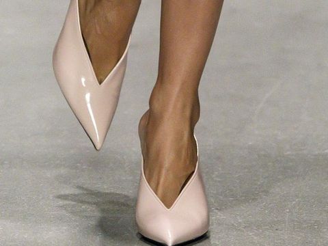 Tren Sepatu 2026 Model sepatu di peragaan busana Stella McCartney Ready to Wear Musim Semi/Musim Panas 2026 sebagai bagian dari Paris Fashion Week pada 30 September 2025 di Paris, Prancis.