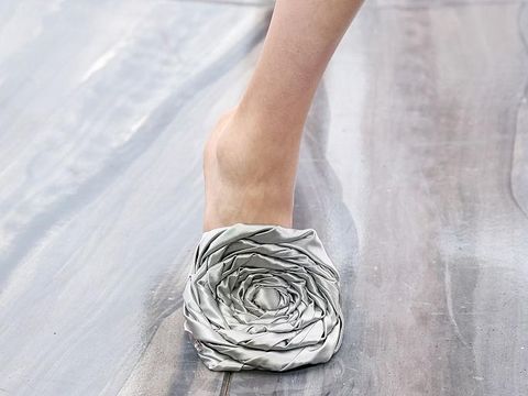 Tren Sepatu 2026 Model sepatu bunga di peragaan busana Christian Dior Womenswear Spring/Summer 2026 sebagai bagian dari Paris Fashion Week pada 1 Oktober 2025 di Paris, Prancis.