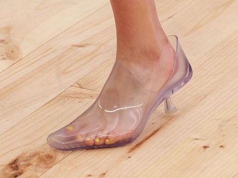 Tren Sepatu 2026 Sepatu transparan di peragaan busana Loewe Womenswear Spring/Summer 2026 sebagai bagian dari Paris Fashion Week pada 03 Oktober 2025 di Paris, Prancis.
