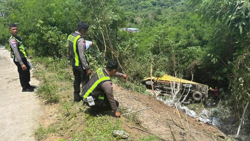 Truk terguling di jalan menurun di ruas jalan Bandara Komodo - Binongko,  Labuan Bajo, Manggarai Barat, NTT, Senin (5/1/2025) (Dok. Satlantas Polres Manggarai Barat)