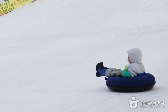 Seru Nih, Seoul Buka Bukit Seluncur Salju di Tepi Sungai Han