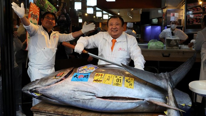 A 243-kilogram bluefin tuna auctioned for a record 510 million yen ($3.24 million) at the first auction of 2026 at Tokyo's Toyosu fish market, is displayed at Kiyomura Co.'s sushi restaurant Sushi Zanmai, in Tokyo, Japan, January 5, 2026. REUTERS/Kim Kyung-Hoon