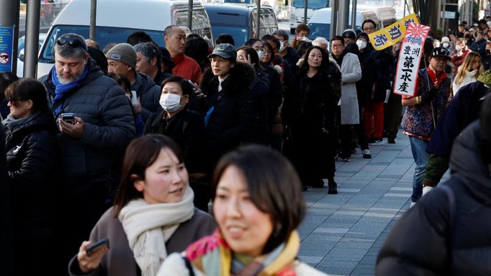 Tuna Sirip Biru Cetak Rekor Harga di Lelang Awal Tahun Tokyo A 243-kilogram bluefin tuna auctioned for a record 510 million yen ($3.24 million) at the first auction of 2026 at Tokyo's Toyosu fish market, is displayed at Kiyomura Co.'s sushi restaurant Sushi Zanmai, in Tokyo, Japan, January 5, 2026. REUTERS/Kim Kyung-Hoon