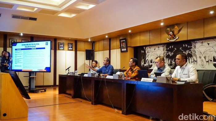 Menteri Hukum Supratman Andi Agtas (tengah) bersama Wakil Menteri Hukum Edward Omar Sharif Hiariej (kiri) dan anggota Tim Ahli KUHP Nasional Albert Aries (kanan) memberikan keterangan dalam konferensi pers terkait pemberlakuan UU KUHP, UU KUHAP, dan UU Penyesuaian Pidana yang baru di Gedung Sekretariat Jenderal Kementerian Hukum, Jakarta, Senin (5/1/2026). Konferensi pers tersebut membahas isu-isu krusial dalam pemberlakuan UU KUHP, UU KUHAP, dan UU Penyesuaian Pidana yang baru, di antaranya pasal penghinaan presiden dan lembaga negara, pasal terkait demonstrasi dan perzinahan.