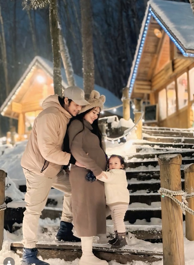 Via Vallen bersama suami dan anaknya tengah menikmati liburan ke Jepang. Momen tersebut dibagikannya ke akun Instagram, sekaligus untuk mengumumkan kehamilan anak keduanya. Foto: Instagram/@viavallen