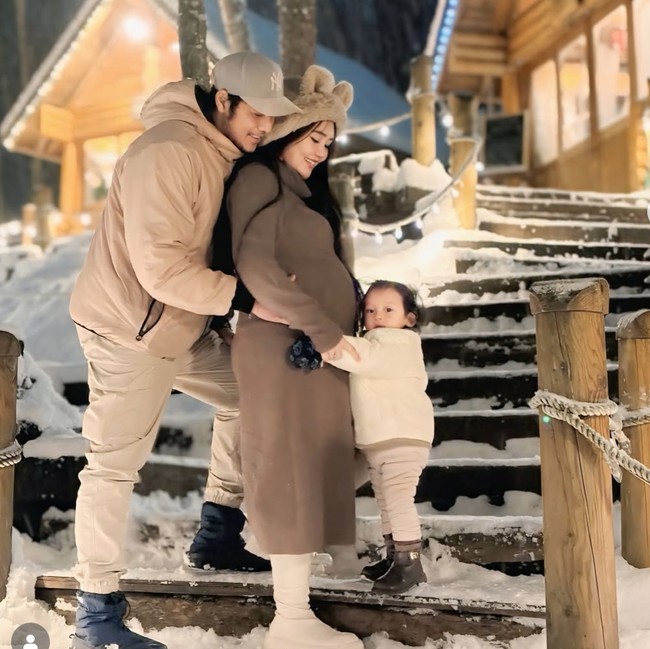 Potret Via Vallen Liburan ke Jepang, Pamer Baby Bump Umumkan Kehamilan Kedua