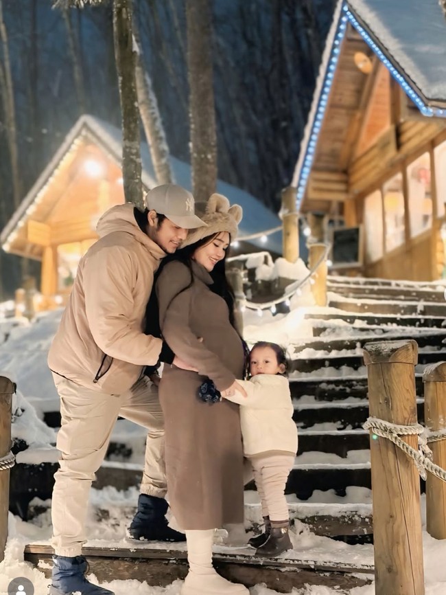 Potret Via Vallen Liburan ke Jepang, Pamer Baby Bump Umumkan Kehamilan Kedua