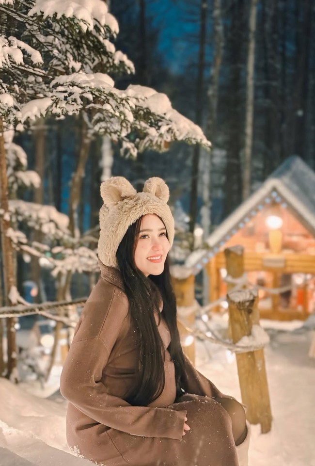 Our family just leveled up! Alhamdulillah, bentar lagi mas Agham punya adek, tulis Via dalam unggahannya. Foto: Instagram/@viavallen