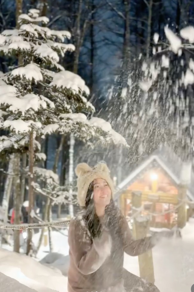 Di tengah musim dingin di Jepang, Via tampak bahagia bermain salju di sana. Kenakan busana musim dingin berwarna coklat, penampilan Via terlihat simpel. Foto: Instagram/@viavallen