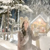 Di tengah musim dingin di Jepang, Via tampak bahagia bermain salju di sana. Kenakan busana musim dingin berwarna coklat, penampilan Via terlihat simpel. Foto: Instagram/@viavallen