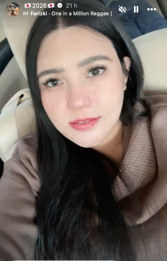 Di Instagram Story miliknya, Via sempat menceritakan dirinya yang sempat tertinggal bus saat di Jepang. Hal itu membuat rencananya menjadi berantakan. Yang seharusnya tujuan utamanya mengunjungi Ningle Terrace menjadi gagal. Foto: Instagram/@viavallen