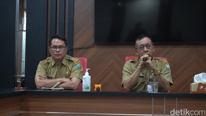 Direktur RSUD dr. Loekmono Hadi Kudus, Abdul Hakam (kanan) saat konferensi pers, Senin (5/1/2026).