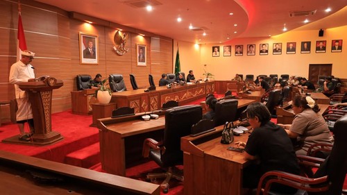 Wakil Bupati Bangli, I Wayan Diar, membacakan ranperda saat rapat paripurna di Kantor DPRD Bangli, Senin (5/1/2026). (Aryo Mahendro/detikBali)