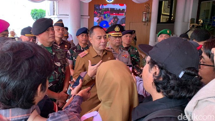 Wali Kota Surabaya Eri Cahyadi usai resmi membentuk Satgas Anti Premanisme di Balai Kota.