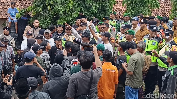 Massa warga desa benda demo tuntut kades mundur, Senin (5/1/2026).