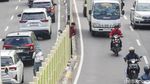 Abaikan JPO, Pejalan Kaki Pilih Terobos Pembatas Jalan di Tanah Abang