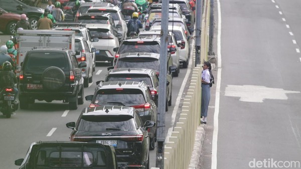 Abaikan JPO, Pejalan Kaki Pilih Terobos Pembatas Jalan di Tanah Abang