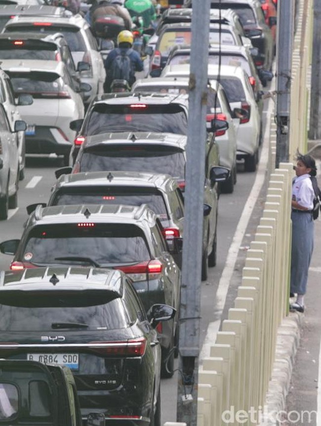 Abaikan JPO, Pejalan Kaki Pilih Terobos Pembatas Jalan di Tanah Abang