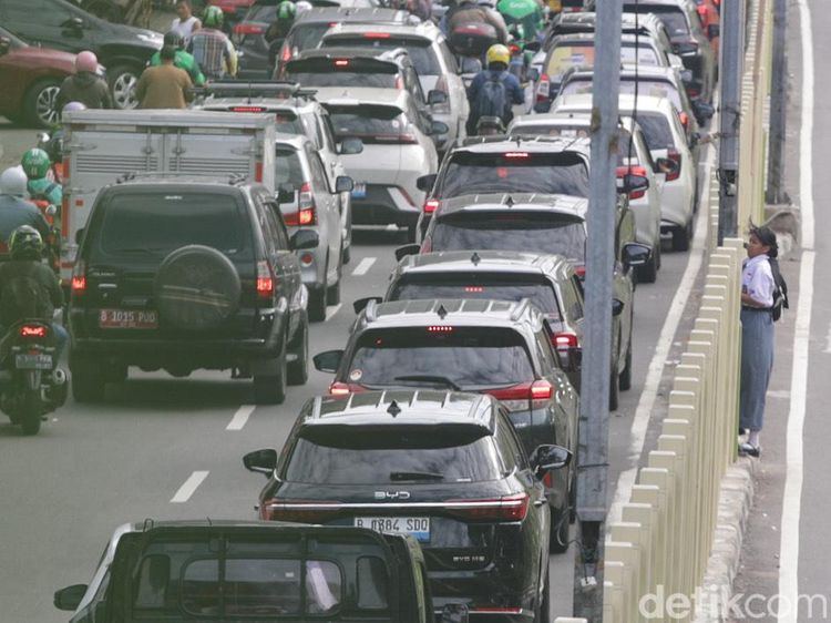 Abaikan JPO, Pejalan Kaki Pilih Terobos Pembatas Jalan di Tanah Abang