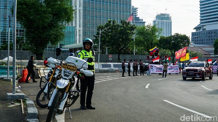 Aparat kepolisian terlihat bersiaga mengamankan aksi solidaritas untuk Venezuela di depan Kedutaan Besar Amerika Serikat, Jakarta Pusat, Selasa (6/1/2026).