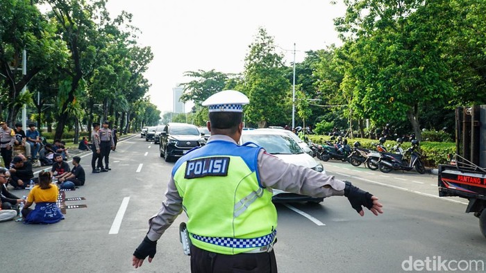 Aparat kepolisian terlihat bersiaga mengamankan aksi solidaritas untuk Venezuela di depan Kedutaan Besar Amerika Serikat, Jakarta Pusat, Selasa (6/1/2026).