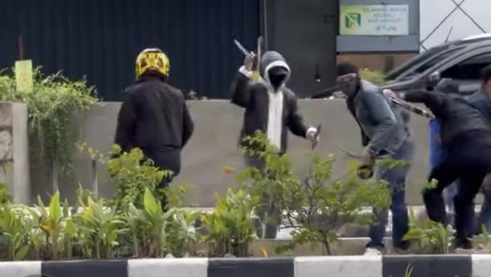 Aksi Saling Serang Pakai Sajam di Depan Mal Palembang Viral di Medsos