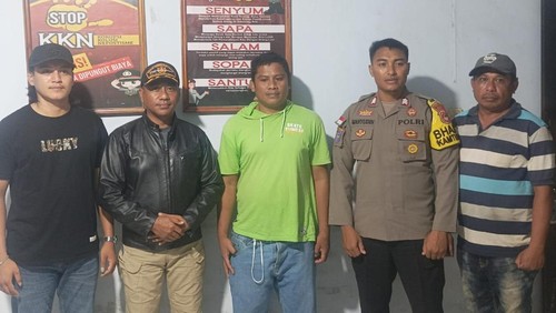 Alamsyah (baju hijau), Pria yang aniaya istri karena emosi ditangkap Polsek Huu. (Istimewa)