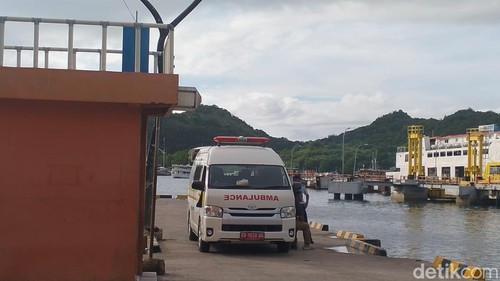 Ambulans disiagakan di Pelabuhan Marina Labuan Bajo, Manggarai Barat, NTT, Selasa (6/1/2026). (Foto: Ambrosius Ardin/detikBali)