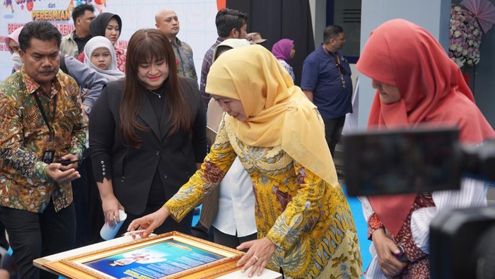 Anggota DPRD Surabaya Herlina Harsono Njoto bersama Gubernur Jatim Khofifah Indar Parawansa saat menghadiri peresmian Sekolah Luar Biasa (SLB)-B Negeri Karya Mulia Surabaya