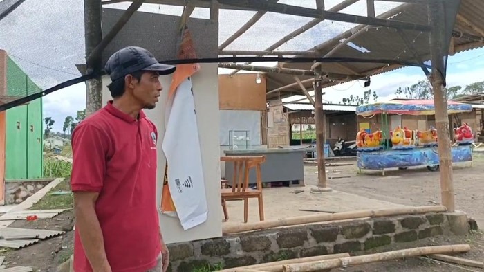 Angin Puting Beliung Terjang Kawasan Hunian Korban Erupsi Semeru