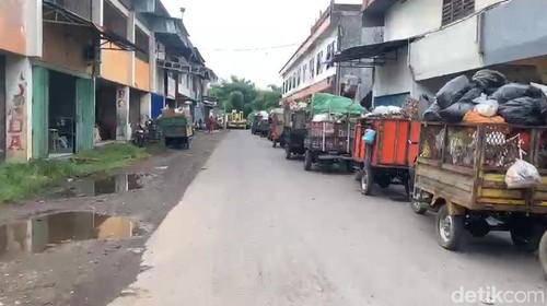 Suasana antrean panjang di TPS Sandubaya, Kota Mataram, Selasa (6/1/2026).