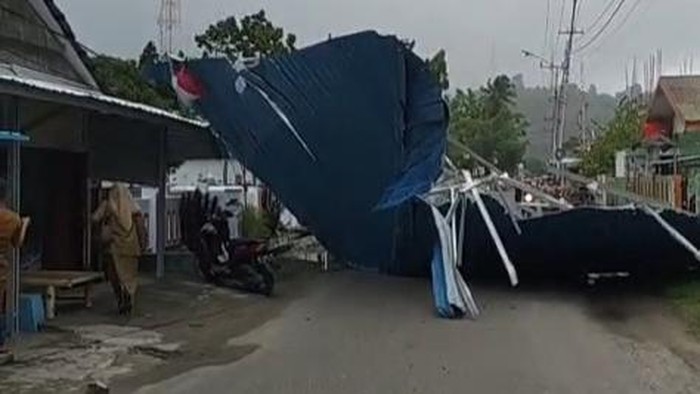 Atap Kantor UPTD KB Majene Terbang Diterjang Angin Kencang