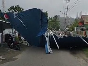 Atap Kantor UPTD KB Majene Terbang Diterjang Angin Kencang