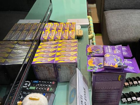 BNN bongkar 'dapur' narkoba happy water hingga liquid vape berisi etomidate di Ancol, Jakarta Utara. Para pelaku mengemas happy water menjadi minuman berenergi.