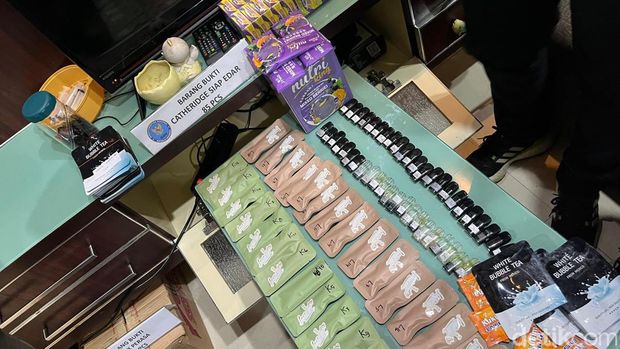 BNN membongkar 'dapur' narkoba yang memproduksi minuman berasa hingga liquid vape berisi etomidate. Barang haram itu dijual pelaku Rp 2-6 juta per satuannya. (Rumomdamg/detikcom)