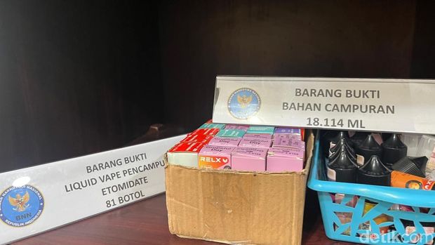 BNN membongkar 'dapur' narkoba yang memproduksi minuman berasa hingga liquid vape berisi etomidate. Barang haram itu dijual pelaku Rp 2-6 juta per satuannya. (Rumomdamg/detikcom)