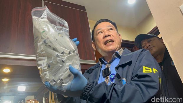 BNN membongkar 'dapur' narkoba yang memproduksi minuman berasa hingga liquid vape berisi etomidate. Barang haram itu dijual pelaku Rp 2-6 juta per satuannya. (Rumomdamg/detikcom)