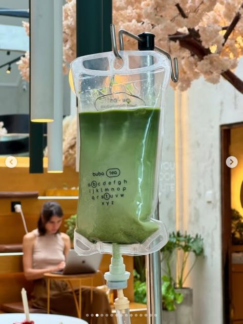Buba Tea Bali, viral dan menuai kontroversi akibat gimik penyajian matcha yang menyerupai cairan infus medis.