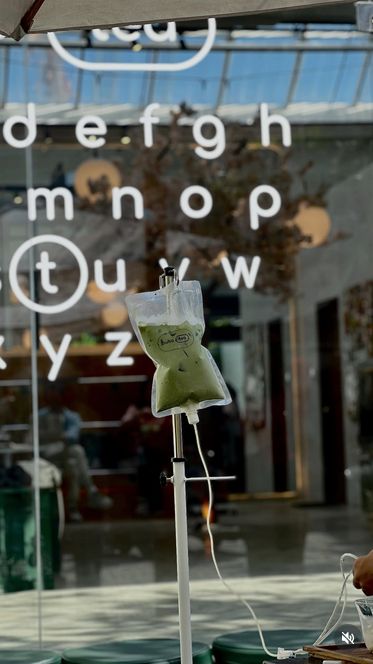 Buba Tea Bali, viral dan menuai kontroversi akibat gimik penyajian matcha yang menyerupai cairan infus medis.