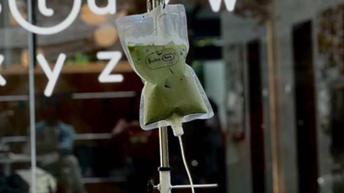 Buba Tea Bali, viral dan menuai kontroversi akibat gimik penyajian matcha yang menyerupai cairan infus medis.