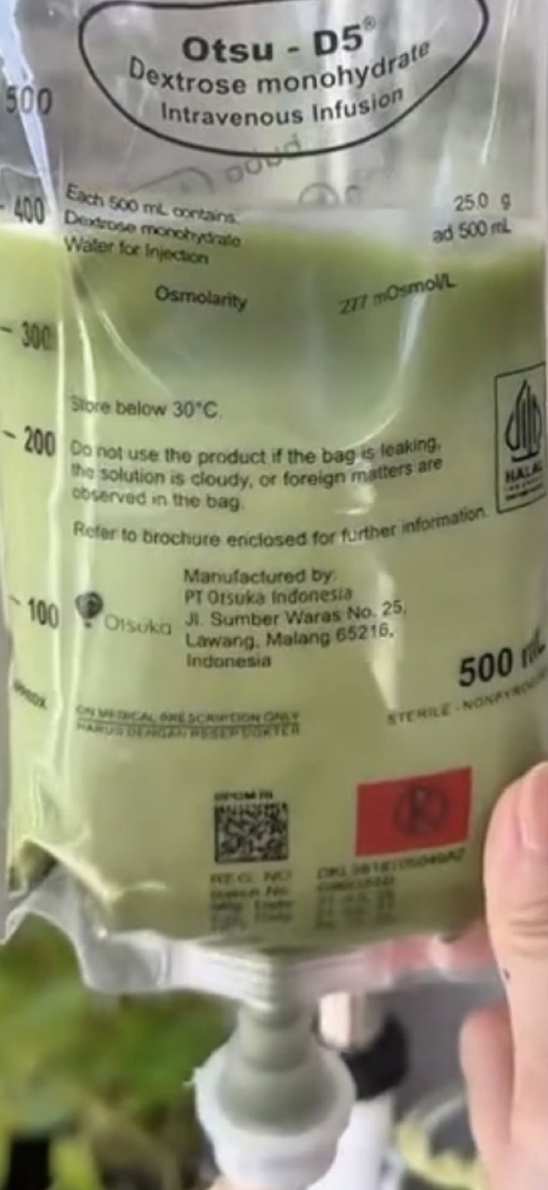 Buba Tea Bali, viral dan menuai kontroversi akibat gimik penyajian matcha yang menyerupai cairan infus medis.