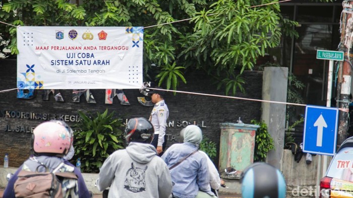 Rekayasa lalu lintas dengan sistem satu arah mulai diberlakukan di Jalan Salemba Tengah, Senen, Jakarta, Selasa (6/1/2026). Kebijakan ini diterapkan sebagai upaya untuk meningkatkan kelancaran arus kendaraan serta menekan potensi kemacetan di kawasan tersebut.