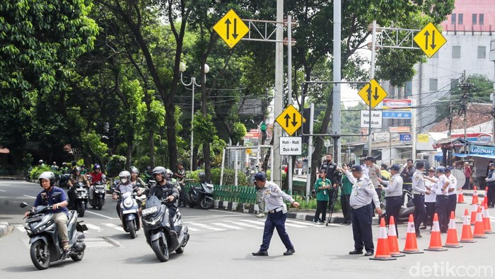 Rekayasa lalu lintas dengan sistem satu arah mulai diberlakukan di Jalan Salemba Tengah, Senen, Jakarta, Selasa (6/1/2026). Kebijakan ini diterapkan sebagai upaya untuk meningkatkan kelancaran arus kendaraan serta menekan potensi kemacetan di kawasan tersebut.