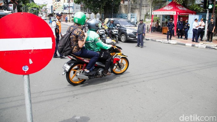Rekayasa lalu lintas dengan sistem satu arah mulai diberlakukan di Jalan Salemba Tengah, Senen, Jakarta, Selasa (6/1/2026). Kebijakan ini diterapkan sebagai upaya untuk meningkatkan kelancaran arus kendaraan serta menekan potensi kemacetan di kawasan tersebut.