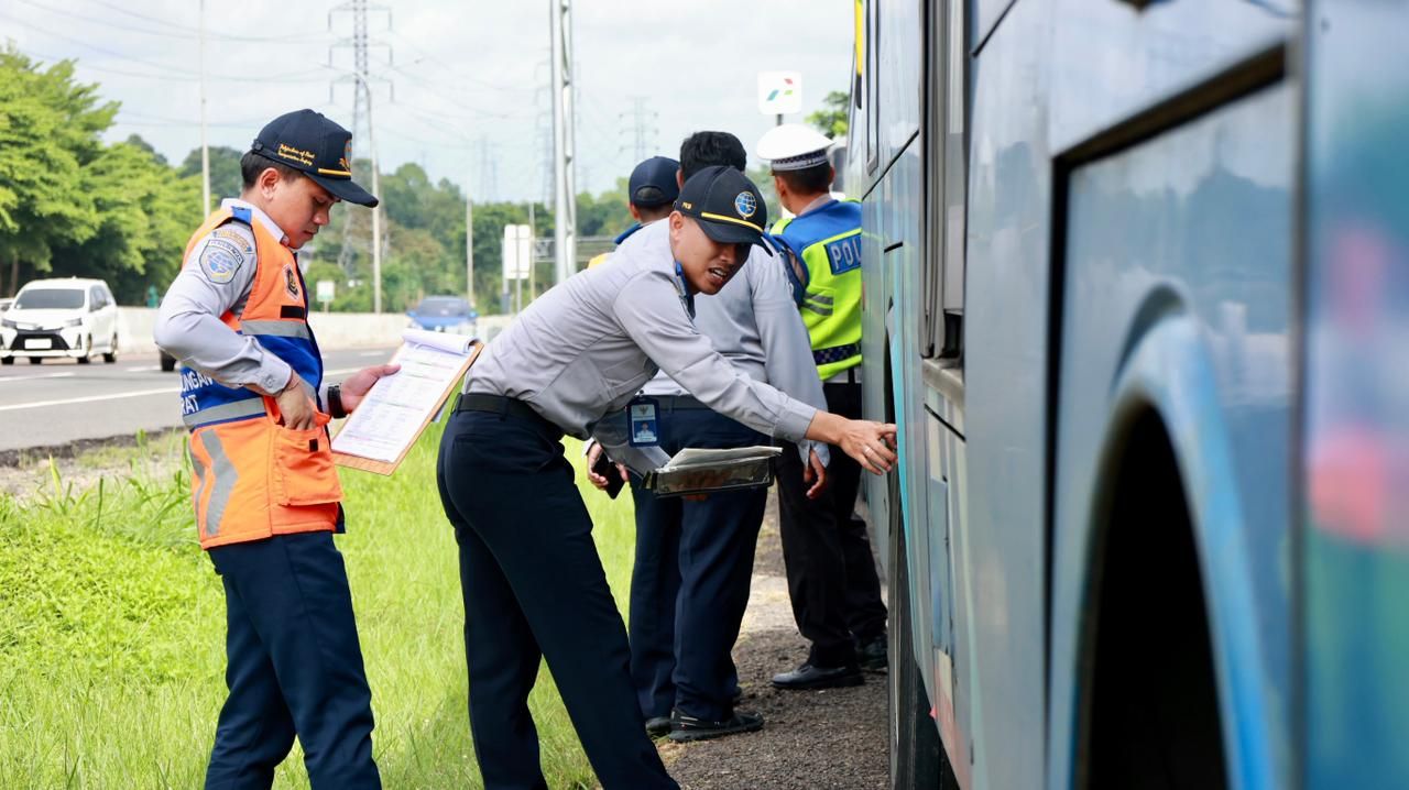 Direktorat Jenderal Perhubungan Darat Kementerian Perhubungan memberikan sanksi berupa pembekuan izin penyelenggaraan angkutan orang milik PT Cahaya Wisata Transportasi atau Cahaya Trans. (Kemnhub)